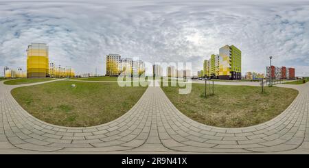 Visualizzazione panoramica a 360 gradi di vista panoramica hdri a 360° con grattacieli nel nuovo moderno complesso residenziale su parcheggio per persone con disabilità in progetto sferico equirettangolare