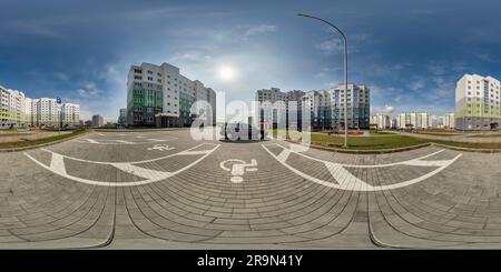 Visualizzazione panoramica a 360 gradi di vista panoramica hdri a 360° con grattacieli nel nuovo moderno complesso residenziale su parcheggio per persone con disabilità in progetto sferico equirettangolare