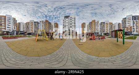 Visualizzazione panoramica a 360 gradi di vista panoramica hdri a 360° con grattacieli nel nuovo moderno complesso residenziale su parcheggio per persone con disabilità in progetto sferico equirettangolare