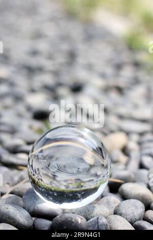 Fotografia naturalistica della sfera di cristallo con sistema solare in IT, spazio, ambiente futuro e concetto ESG Foto Stock