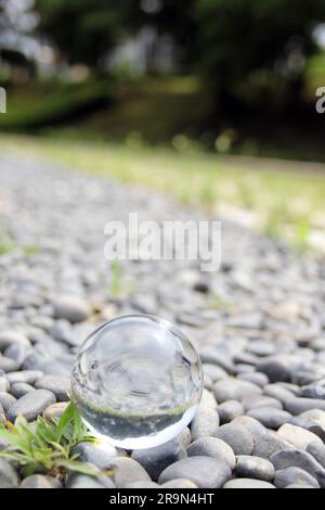 Fotografia naturalistica della sfera di cristallo con sistema solare in IT, spazio, ambiente futuro e concetto ESG Foto Stock