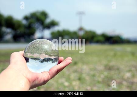 Fotografia naturalistica della sfera di cristallo con sistema solare in IT, spazio, ambiente futuro e concetto ESG Foto Stock