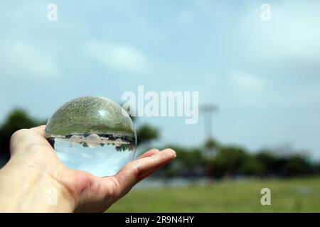 Fotografia naturalistica della sfera di cristallo con sistema solare in IT, spazio, ambiente futuro e concetto ESG Foto Stock