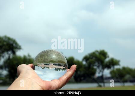 Fotografia naturalistica della sfera di cristallo con sistema solare in IT, spazio, ambiente futuro e concetto ESG Foto Stock