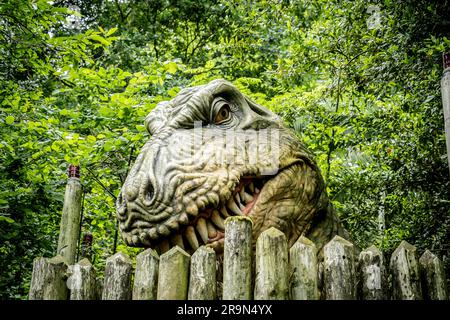 Karpin fauna. Riproduzione di un Tyrannosaurus Rex a grandezza naturale nella zona del terrasauro nel centro faunistico Karpin fauna, Paesi Baschi, Spagna. Foto Stock