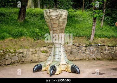 Karpin fauna. Riproduzione di una gamba di Tyrannosaurus Rex a grandezza naturale nella zona del terrasauro nel centro faunistico Karpin fauna, Paesi Baschi, Spa Foto Stock