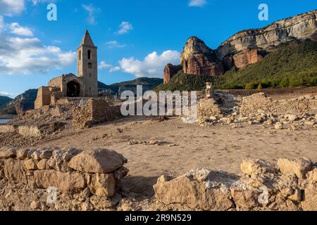 Serbatoio Sau e chiesa di Sant Romà de Sau durante una siccità, Osona, Barcellona, Spagna Foto Stock