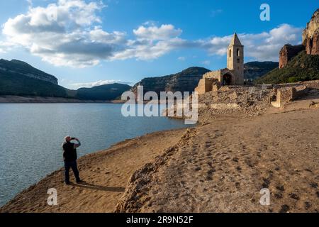 Serbatoio Sau e chiesa di Sant Romà de Sau durante una siccità, Osona, Barcellona, Spagna Foto Stock