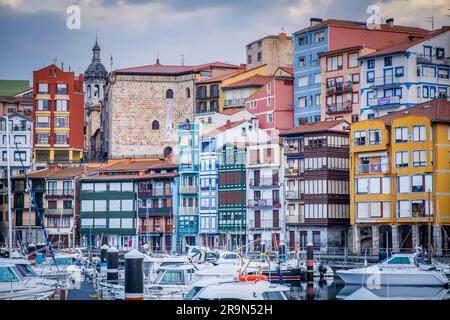 Città vecchia e il porto di pesca di Bermeo nella provincia di Biscaglia, Paesi baschi Spagna settentrionale Foto Stock
