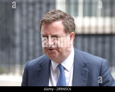 Londra, Regno Unito. 27 giugno 2023. Mel Stride, Segretario di Stato per il lavoro e le pensioni lascia dopo la riunione del Gabinetto Downing Street n. 10. Foto Stock