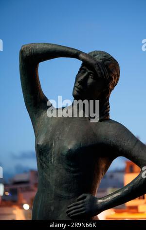 Il monumento ai marinai e ai pescatori perduti di Paco Curbelo sulla banchina del porto di Corralejo Corralejo Fuerteventura Isole Canarie Spagna Foto Stock