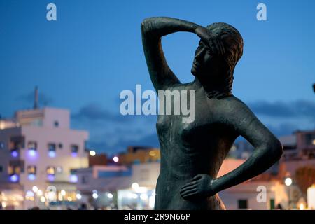 Il monumento ai marinai e ai pescatori perduti di Paco Curbelo sulla banchina del porto di Corralejo Corralejo Fuerteventura Isole Canarie Spagna Foto Stock