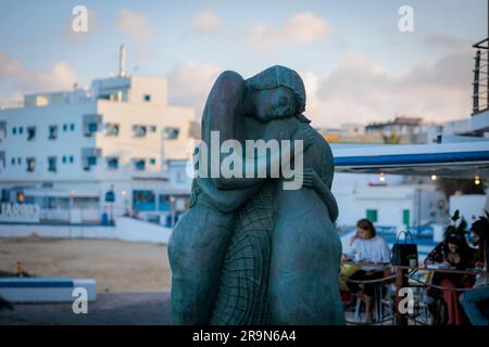 Il monumento ai marinai e ai pescatori perduti di Paco Curbelo sulla banchina del porto di Corralejo Corralejo Fuerteventura Isole Canarie Spagna Foto Stock