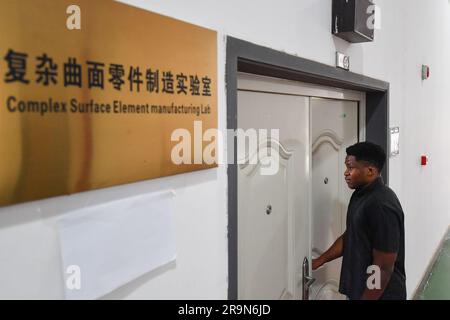 (230628) -- CHANGSHA, 28 giugno 2023 (Xinhua) -- Magoua Ardain entra in un laboratorio presso la Central South University di Changsha, nella provincia di Hunan della Cina centrale, 26 giugno 2023. Il ventiquattrenne Camerun Magoua Ardain è senior presso il College of Mechanical and Electrical Engineering (CMEE) della Central South University. Ardain si è laureato in progettazione meccanica, produzione e automazione, cosa che gli piace molto e svolge un ottimo lavoro. Può anche parlare molto fluente cinese e ha molti amici a scuola. Sono molto felice e condivido sempre la mia vita qui con la mia famiglia, Ardain sai Foto Stock