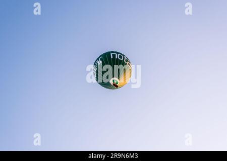 Mongolfiera su Stoccolma al tramonto. Mongolfiera a Stoccolma. Notte bianca a stoccolma Foto Stock