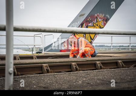 NIJMEGEN - Paesi Bassi, 28/06/2023, i dipendenti ispezionano il ponte ferroviario sul Waal. Per motivi di sicurezza, nessun treno passa sopra il ponte ferroviario, il che significa che non è possibile alcun traffico ferroviario tra Arnhem e Nijmegen. ANP JEROEN JUMELET netherlands Out - belgium Out Foto Stock