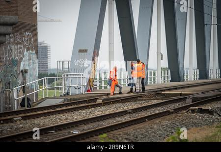 NIJMEGEN - Paesi Bassi, 28/06/2023, i dipendenti ispezionano il ponte ferroviario sul Waal. Per motivi di sicurezza, nessun treno passa sopra il ponte ferroviario, il che significa che non è possibile alcun traffico ferroviario tra Arnhem e Nijmegen. ANP JEROEN JUMELET netherlands Out - belgium Out Foto Stock