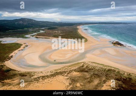 Vista aerea di Dunas de Corrubedo in giornata di sole, Galizia, Spagna Foto Stock