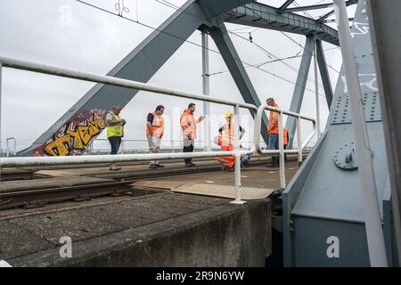 NIJMEGEN - Paesi Bassi, 28/06/2023, i dipendenti ispezionano il ponte ferroviario sul Waal. Per motivi di sicurezza, nessun treno passa sopra il ponte ferroviario, il che significa che non è possibile alcun traffico ferroviario tra Arnhem e Nijmegen. ANP JEROEN JUMELET netherlands Out - belgium Out Foto Stock