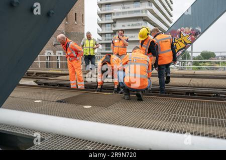 NIJMEGEN - Paesi Bassi, 28/06/2023, i dipendenti ispezionano il ponte ferroviario sul Waal. Per motivi di sicurezza, nessun treno passa sopra il ponte ferroviario, il che significa che non è possibile alcun traffico ferroviario tra Arnhem e Nijmegen. ANP JEROEN JUMELET netherlands Out - belgium Out Foto Stock