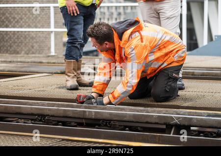 NIJMEGEN - Paesi Bassi, 28/06/2023, i dipendenti ispezionano il ponte ferroviario sul Waal. Per motivi di sicurezza, nessun treno passa sopra il ponte ferroviario, il che significa che non è possibile alcun traffico ferroviario tra Arnhem e Nijmegen. ANP JEROEN JUMELET netherlands Out - belgium Out Foto Stock