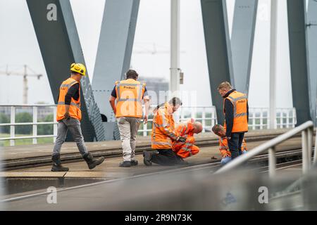 NIJMEGEN - Paesi Bassi, 28/06/2023, i dipendenti ispezionano il ponte ferroviario sul Waal. Per motivi di sicurezza, nessun treno passa sopra il ponte ferroviario, il che significa che non è possibile alcun traffico ferroviario tra Arnhem e Nijmegen. ANP JEROEN JUMELET netherlands Out - belgium Out Foto Stock