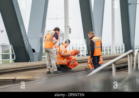 NIJMEGEN - Paesi Bassi, 28/06/2023, i dipendenti ispezionano il ponte ferroviario sul Waal. Per motivi di sicurezza, nessun treno passa sopra il ponte ferroviario, il che significa che non è possibile alcun traffico ferroviario tra Arnhem e Nijmegen. ANP JEROEN JUMELET netherlands Out - belgium Out Foto Stock