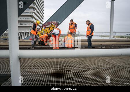 NIJMEGEN - Paesi Bassi, 28/06/2023, i dipendenti ispezionano il ponte ferroviario sul Waal. Per motivi di sicurezza, nessun treno passa sopra il ponte ferroviario, il che significa che non è possibile alcun traffico ferroviario tra Arnhem e Nijmegen. ANP JEROEN JUMELET netherlands Out - belgium Out Foto Stock