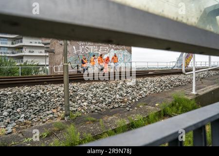 NIJMEGEN - Paesi Bassi, 28/06/2023, i dipendenti ispezionano il ponte ferroviario sul Waal. Per motivi di sicurezza, nessun treno passa sopra il ponte ferroviario, il che significa che non è possibile alcun traffico ferroviario tra Arnhem e Nijmegen. ANP JEROEN JUMELET netherlands Out - belgium Out Foto Stock