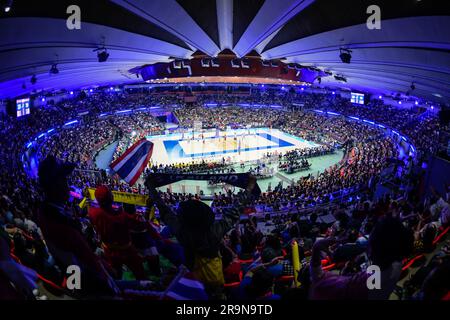 Bangkok, Thailandia. 27 giugno 2023. I tifosi della Thailandia fanno il tifo durante la partita della FIVB Volleyball Women's National League 6 settimane 3 tra le donne della Thailandia e le donne olandesi allo stadio Hua Mak Indoor. (Punteggio finale; Thailandia donne perdono Paesi Bassi donne 0-3 26-28, 18-25, 20-25) credito: SOPA Images Limited/Alamy Live News Foto Stock