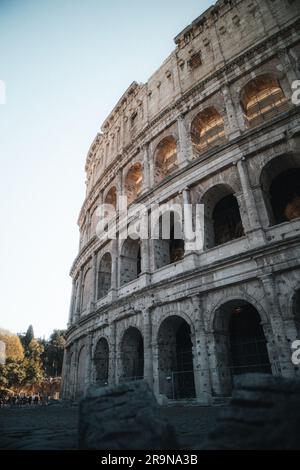 Una vista maestosa del Colosseo Romano illuminato dalla luce del sole dorata Foto Stock