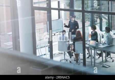 Presentatore, docente o personale aziendale nella presentazione per report di vendita, analisi di visione o dati nel corso del tutoraggio. Pianificazione di leadership, gruppo o manager Foto Stock