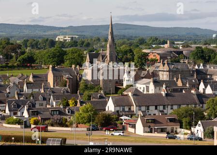 Invergordon, Scozia, Regno Unito. 3 giugno 2023. La guglia della Chiesa di Scozia torreggia sopra la piccola città costiera di Ivergordon porta di accesso alle Highlands. Foto Stock