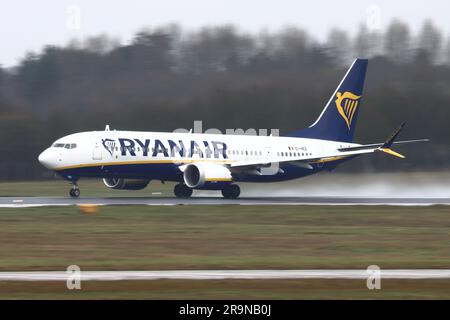 Ryanair, Boeing 737 Max 8 EI-HES, partenza dall'aeroporto di Stansted, Essex, Regno Unito Foto Stock