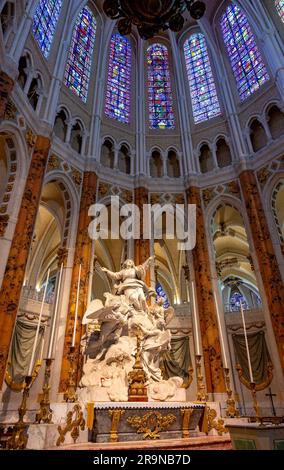 Gruppo di figure dell'altare maggiore e delle finestre di piombo nella cattedrale di Notre Dame a Chartres nella regione Centre-Val de Loire, Francia Foto Stock