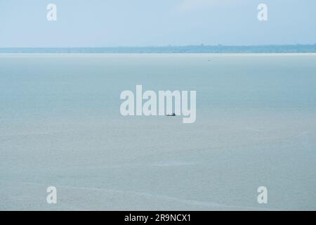 Vista aerea di una piccola imbarcazione da pesca nell'oceano. Nave nel mare blu Foto Stock