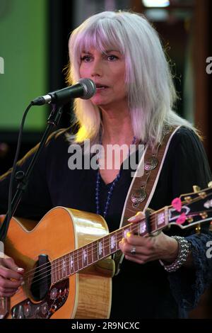 Emmy Lou Harris, la pluripremiata first lady americana di folk-bluegrass e country, offre un'anteprima anticipata in vista del suo spettacolo principale al "Festival First Night", che si tiene ogni anno nel mese di gennaio in Australia Sydney, Australia - 07.01.11 Foto Stock