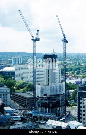 L'edificio Octagon nel centro di Birmingham è in costruzione nel giugno 2023. L'Octagon e' un grattacielo residenziale alto 155 metri e a 49 piani in costruzione a Birmingham, in Inghilterra. L'edificio fa parte dello schema di riqualificazione Paradise nel centro della città ed è stato progettato da Glenn Howells Architects. Foto Stock