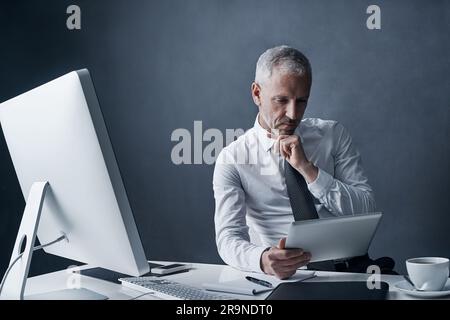 Tablet, ragioniere e uomo maturo in ufficio, che lavora su progetti o ricerche. Technology, Planning e Senior Business Manager alla scrivania per Foto Stock