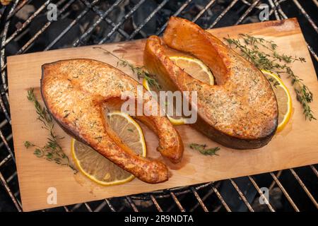In legno di cedro Salmone con limone per la cottura sulla griglia Foto Stock