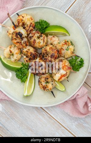 Spiedini di gamberi grigliati. Frutti di mare, pesce di mare. Spiedini di gamberi e gamberi con lime. Gamberetti al barbecue. Foto Stock