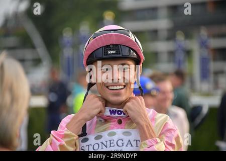 Newbury, Regno Unito. 27 giugno 2023. Kieran Shoemark incontra i collegamenti del Toff davanti ai divani da 19,50 KC handicap Stakes all'ippodromo di Newbury, Regno Unito. Crediti: Paul Blake/Alamy Live News. Foto Stock