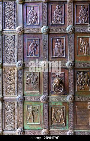 Porta d'ingresso in bronzo della Basilica di Santa Maria Assunta e San Pantaleoneo, Ravello, Costiera Amalfitana, Campania, Italia, Europa sud-occidentale Foto Stock