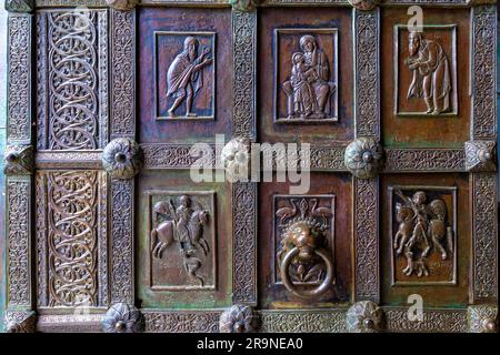 Porta d'ingresso in bronzo della Basilica di Santa Maria Assunta e San Pantaleoneo, Ravello, Costiera Amalfitana, Campania, Italia, Europa sud-occidentale Foto Stock