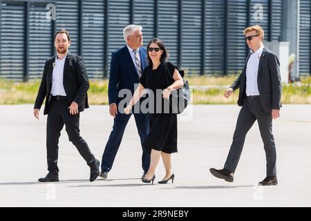 28 giugno 2023, Brandeburgo, Schönefeld: Annalena Baerbock (Bündnis 90/die Grünen, 2° da destra), Ministro degli Esteri, cammina nella parte militare dell'aeroporto BER di Berlino-Brandeburgo al suo arrivo dal Sudafrica. Foto: Christoph Soeder/dpa Foto Stock