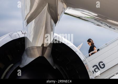 28 giugno 2023, Brandeburgo, Schönefeld: Annalena Baerbock (Bündnis 90/die Grünen), ministro degli Esteri, esce dall'Air Force Airbus A350 al suo arrivo dal Sudafrica alla sezione militare dell'aeroporto BER di Berlino-Brandeburgo. Foto: Christoph Soeder/dpa Foto Stock