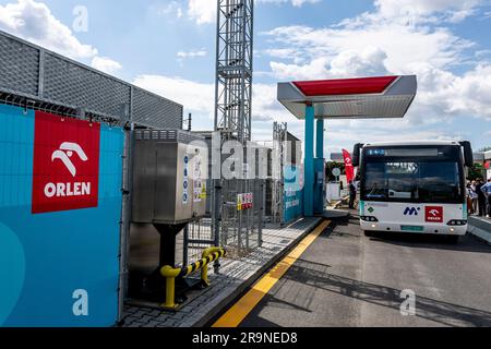 Litvinov, Repubblica Ceca. 28 giugno 2023. Inaugurazione cerimoniale di una nuova stazione a idrogeno presso la stazione di servizio ORLEN Benzina a Zaluzi vicino a Litvinov, regione di Usti nad Labem, Repubblica Ceca, 28 giugno 2023. Crediti: Ondrej Hajek/CTK Photo/Alamy Live News Foto Stock