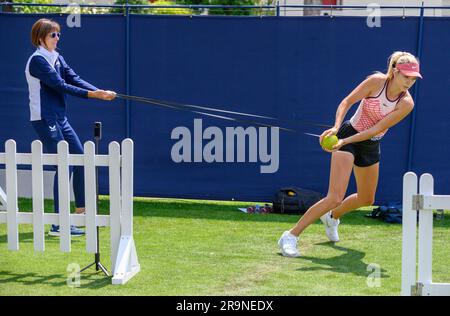 Katie Boulter (GBR) sui campi di pratica prima di giocare il primo giorno del Rothesay International, al Devonshire Park, Eastbourne, Regno Unito, il 26 giugno Foto Stock