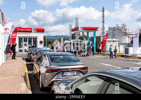 Litvinov, Repubblica Ceca. 28 giugno 2023. Inaugurazione cerimoniale di una nuova stazione a idrogeno presso la stazione di servizio ORLEN Benzina a Zaluzi vicino a Litvinov, regione di Usti nad Labem, Repubblica Ceca, 28 giugno 2023. Crediti: Ondrej Hajek/CTK Photo/Alamy Live News Foto Stock