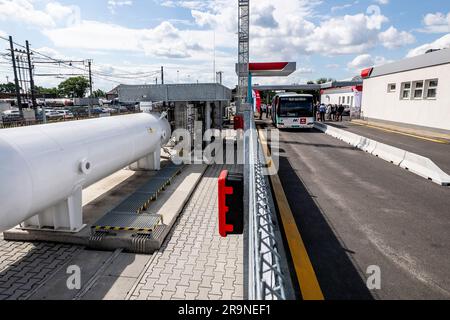 Litvinov, Repubblica Ceca. 28 giugno 2023. Inaugurazione cerimoniale di una nuova stazione a idrogeno presso la stazione di servizio ORLEN Benzina a Zaluzi vicino a Litvinov, regione di Usti nad Labem, Repubblica Ceca, 28 giugno 2023. Crediti: Ondrej Hajek/CTK Photo/Alamy Live News Foto Stock